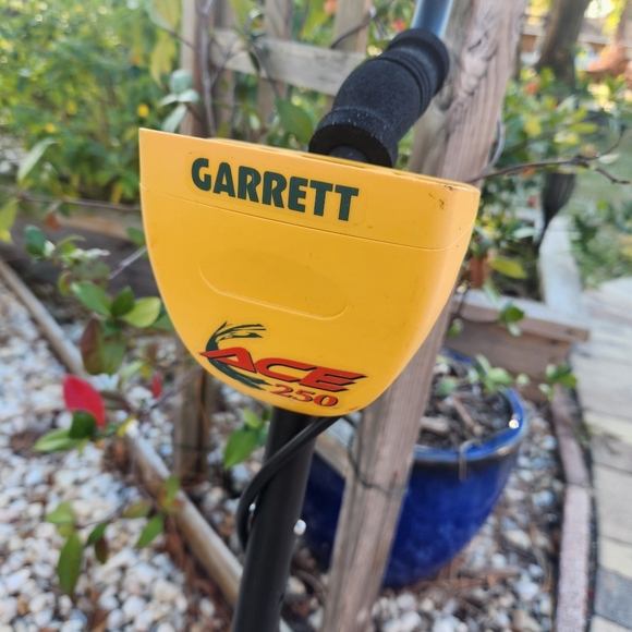 Garrett Ace 250 Metal Detector - Picture 2 of 5